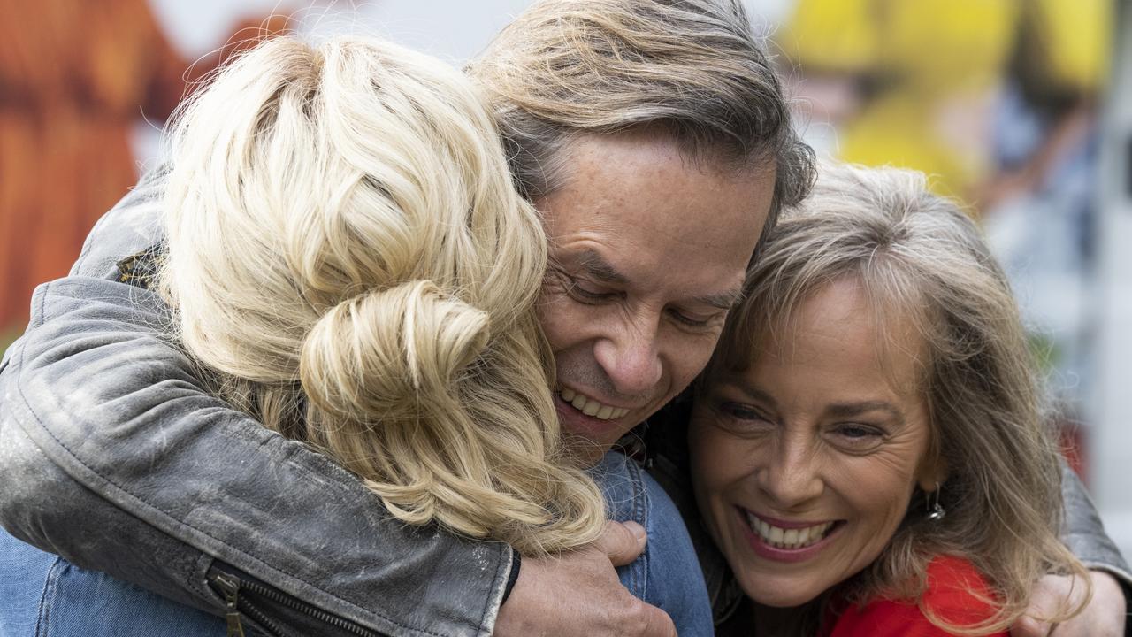 Fan Nostalgia Trip As Neighbours Stars Take A Bow In Final Episode ...