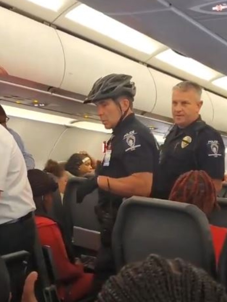 Woman forces whole plane to get removed after refusing to comply with ...