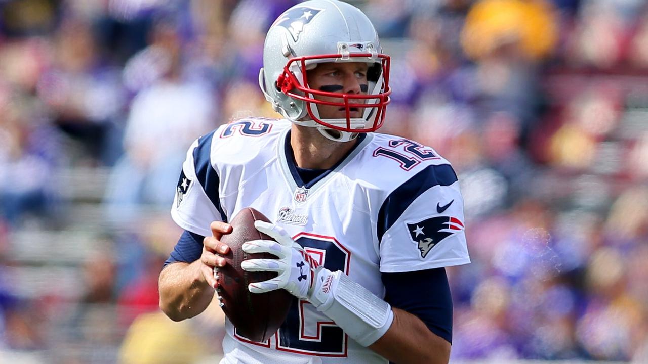MINNEAPOLIS, MN - SEPTEMBER 14: Tom Brady #12 of the New England Patriots passes the ball against the Minnesota Vikings at TCF Bank Stadium on September 14, 2014 in Minneapolis, Minnesota. Adam Bettcher/Getty Images/AFP == FOR NEWSPAPERS, INTERNET, TELCOS & TELEVISION USE ONLY ==