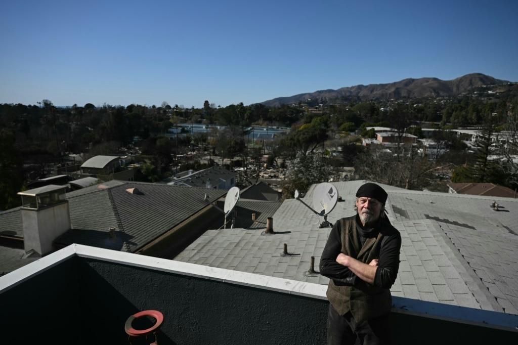 After nearly 35 years living in his complex, Jeff Ridgway was determined to save its 18 apartments from the devastating flames