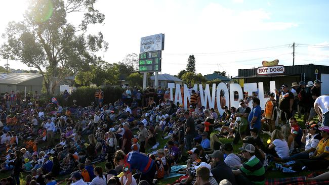 How would fans react if their club was relocated? Image: AAP Image/Dan Himbrechts