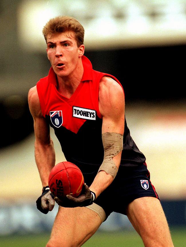 Jim Stynes playing for Melbourne.