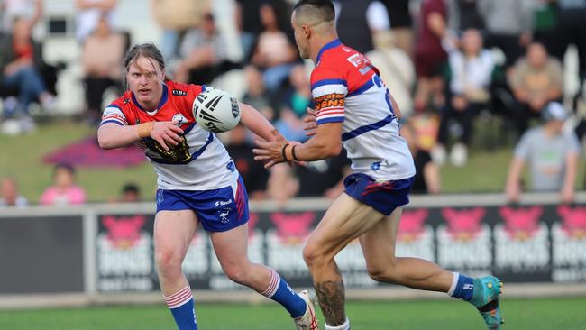 Emu Plains hooker Tom Wallace passes to winger Ivan Radacic. Picture: Steve Montgomery