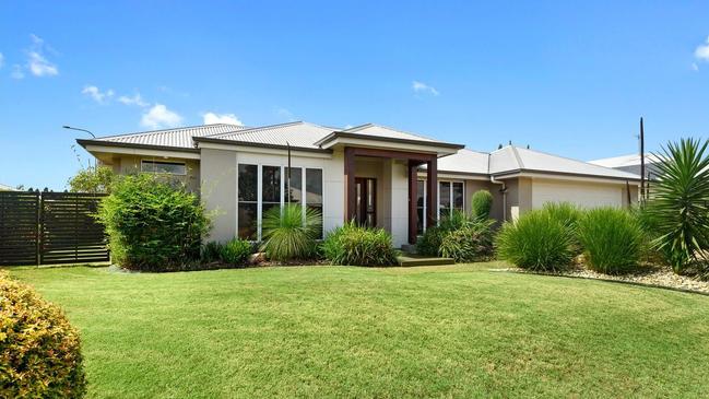20 Fallon Dr, Middle Ridge, is for sale.