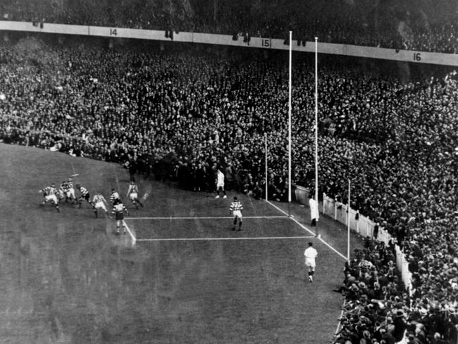 The official attendance at the 1937 Grand Finals was 88,540 and the crowd spilled on to the playing arena.