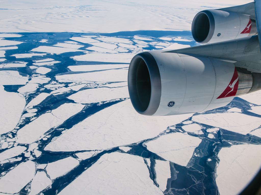 Qantas scenic flight takes passengers to Uluru and Kata Tjuta The