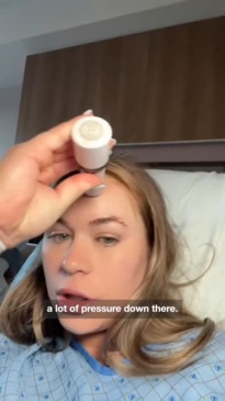 Woman applies afloat  look   of constitution  during labour