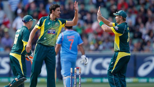MELBOURNE, AUSTRALIA - JANUARY 18: Mitchell Starc and Shane Watson of Australia celebrates taking the wicket of MS Dhoni of India during the One Day International match between Australia and India at Melbourne Cricket Ground on January 18, 2015 in Melbourne, Australia. (Photo by Darrian Traynor/Getty Images)