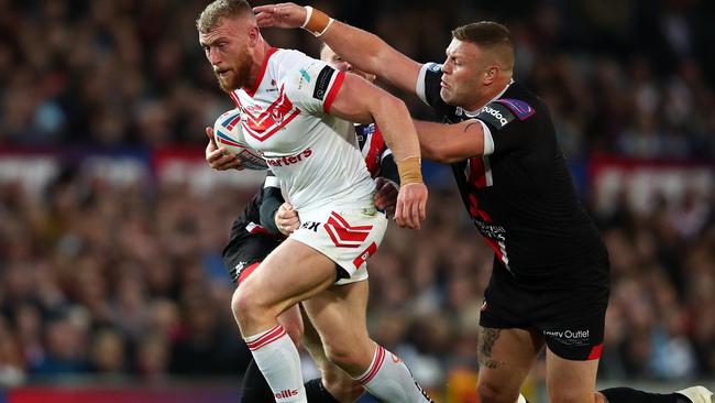 MANCHESTER, ENGLAND - OCTOBER 12: Luke Thompson of St Helens breaks past Josh Jones and Jackson Hastings of Salford Red Devils during Betfred Super League Grand Final between St Helens and Salford Red Devils at Old Trafford on October 12, 2019 in Manchester, England. (Photo by Clive Brunskill/Getty Images)