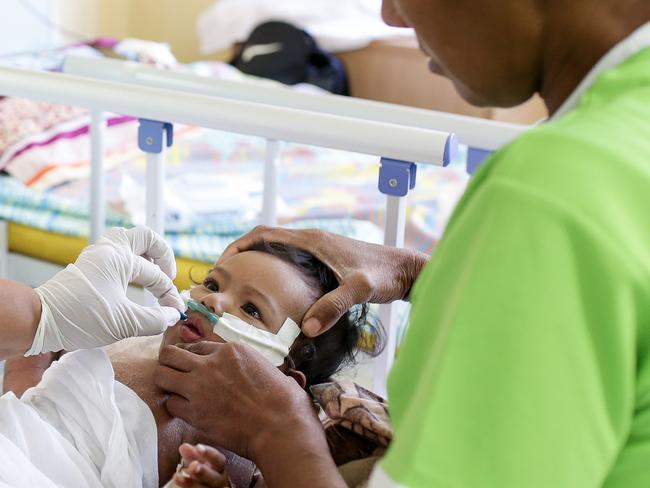 This handout picture taken on December 4, 2019 and released on December 5 by UNICEF Samoa shows 7-month-old Tiresa Muliselu receiving a Vitamin A supplement at the Tupua Tamasese Meaole Hospital in Samoa's capital city Apia. - Samoa entered a two-day lockdown on December 5 to carry out an unprecedented mass vaccination drive aimed at containing a devastating measles epidemic that has killed dozens of children in the Pacific island nation. (Photo by Allan STEPHEN / UNICEF / AFP) / RESTRICTED TO EDITORIAL USE - MANDATORY CREDIT "AFP PHOTO / UNICEF / ALLAN STEPHEN" - NO MARKETING NO ADVERTISING CAMPAIGNS - DISTRIBUTED AS A SERVICE TO CLIENTS --- NO ARCHIVE ---