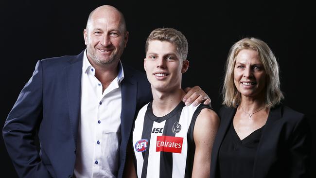 Number 29 draft pick Will Kelly of the Magpies (father-son selection) poses for a photograph with his father Craig Kelly (left) and mother Meredith Kelly (right) during the 2018 AFL Draft at Marvel Stadium in Melbourne, Australia, Friday, November 23, 2018. (AAP Image/Daniel Pockett) NO ARCHIVING