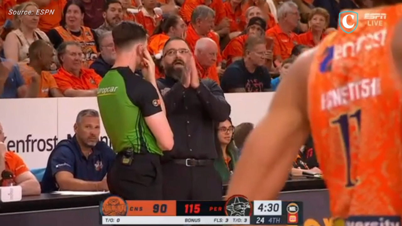 Taipans coach hilarious exchange with ref