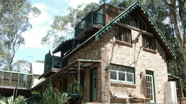 This house in Yellow Rock in the NSW Blue Mountains region featured on the Foxtel show Selling Houses Australia, but has been de