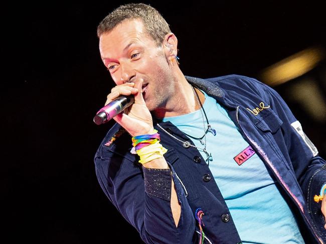 CORRECTION / Singer Chris Martin of British rock band Coldplay performs on stage during a concert at the Ernst Happel Stadium in Vienna, Austria on August 21, 2024. Security measures have been tightened in Vienna for a series of concerts by British band Coldplay this week, Austrian police said on August 20, 2024, after Taylor Swift's shows were cancelled after a suicide bombing plot. (Photo by TOBIAS STEINMAURER / APA / AFP) / Austria OUT / RESTRICTED TO EDITORIAL USE - MANDATORY MENTION OF THE ARTIST UPON PUBLICATION - TO ILLUSTRATE THE EVENT AS SPECIFIED IN THE CAPTION - NO MARKETING NO ADVERTISING CAMPAIGNS - DISTRIBUTED AS A SERVICE TO CLIENTS - NO ARCHIVE / âThe erroneous mentions appearing in the metadata of this photo by TOBIAS STEINMAURER has been modified in AFP systems in the following manner: ADDING THE RESTRICTION 'NO ARCHIVE'. Please immediately remove the erroneous mentions from all your online services and delete them from your servers. If you have been authorized by AFP to distribute them to third parties, please ensure that the same actions are carried out by them. Failure to promptly comply with these instructions will entail liability on your part for any continued or post notification usage. Therefore we thank you very much for all your attention and prompt action. We are sorry for the inconvenience this notification may cause and remain at your disposal for any further information you may require.â