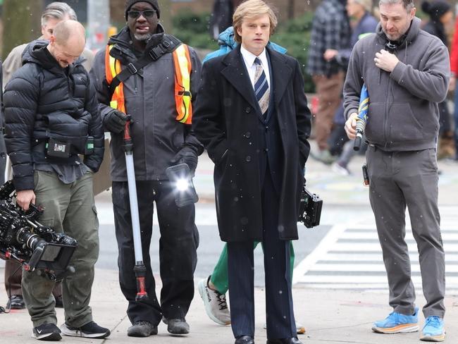 Stan was captured sitting on a Toronto park bench with a sandwich and Coke as filming got underway in Toronto. Picture: Patriot Pics/BACKGRID