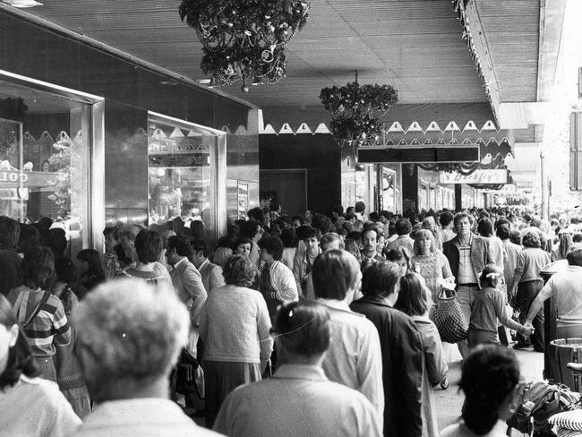 1980. Big crowds gather for the Christmas windows. Picture: News Limited