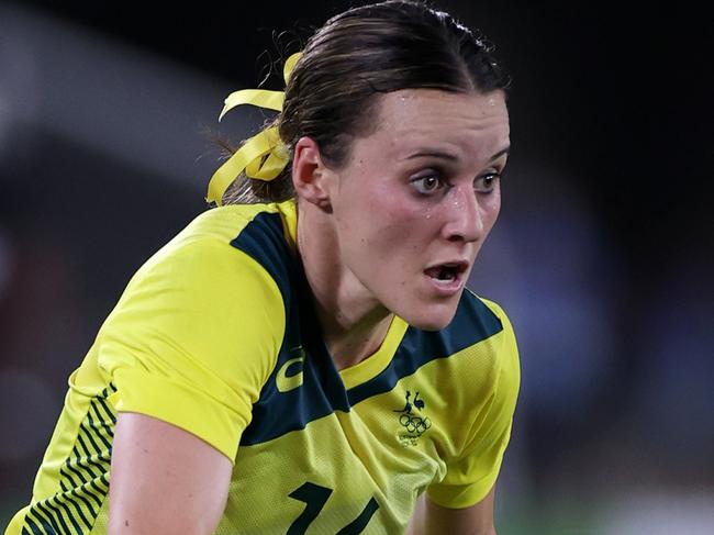 YOKOHAMA, JAPAN - AUGUST 02: Hayley Raso #16 of Team Australia runs with the ball during the Women's Semi-Final match between Australia and Sweden on day ten of the Tokyo 2020 Olympic Games at Kashima Stadium on August 02, 2021 in Kashima, Japan. (Photo by Koki Nagahama/Getty Images)