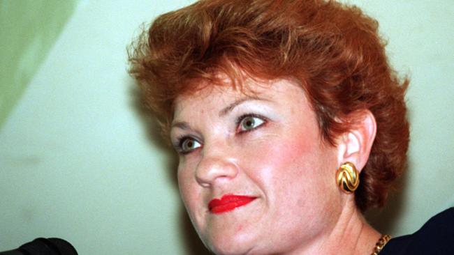 Independent PAULINE HANSON speaking at BRIBIE/ISLAND/Hotel PIC/PARKES 25 oct 1996 headshot alone