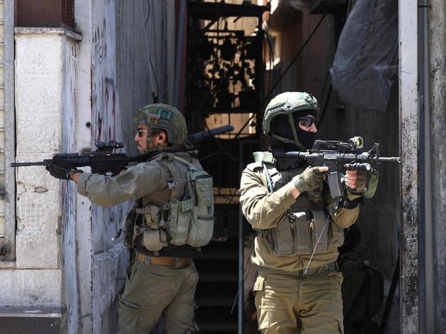 Israeli soldiers conduct a raid in the Al-ain camp for Palestinian refugees west of Nablus in the occupied West Bank, on April 28, 2025. (Photo by JAAFAR ASHTIYEH / AFP)