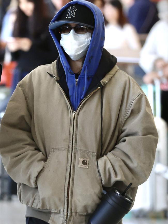 Eilish covered up in a hoodie, baseball cap, hospital mask and sunglasses. Picture: MEDIA MODE