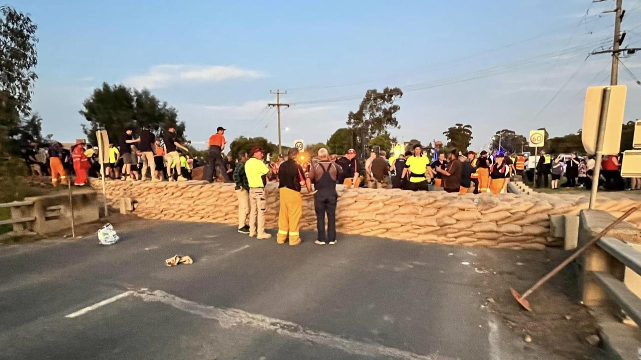 Volunteers built a levee on Patchell Bridge in Kerang. Picture: Dennis Greenwood/Supplied