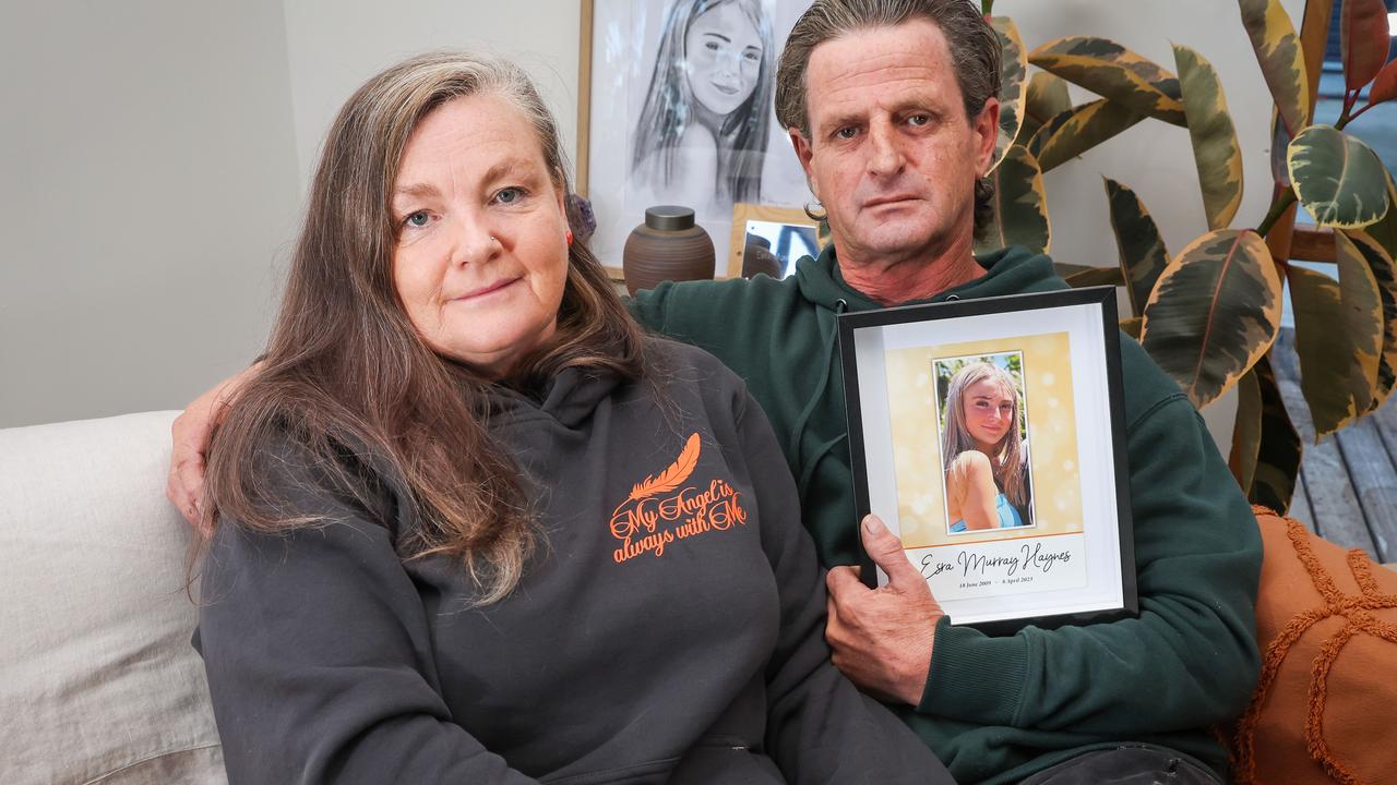 MELBOURNE, AUSTRALIA - MAY 18 2024

Andrea and Paul Haynes hold a picture of their daughter Esra who passed away after trying chroming, which is believed to have been linked to social media use 

Picture: Brendan Beckett