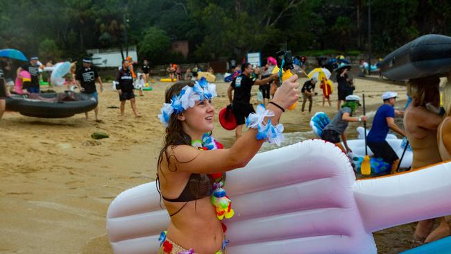 The weather didn’t deter this participant from wearing a Hawaiian-themed costume. Picture: (AAP IMAGE/Jordan Shields)