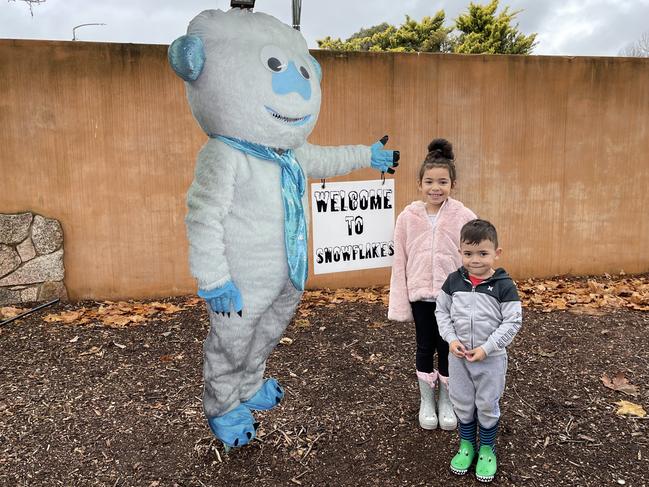 Siblings Oriana (6) and Jhett Petelo (4) visiting from Bowen Hills stand with Marlay at Snowflakes in Stanthorpe 2021. Photo: Madison Mifsud-Ure / Stanthorpe Border Post