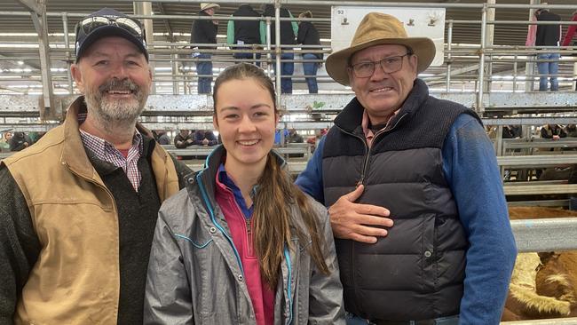 Alan and Addison Strachan from Balldale, NSW, with agent Steve Grantham, Elders Corowa. The Stachans bought a pen of Hereford steers, 266kg, for $490 or 184c/kg, at the Wodonga store cattle sale.