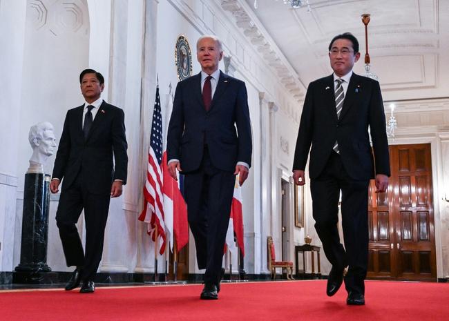 US President Joe Biden heads to a trilateral meeting with Japanese Prime Minister Fumio Kishida (R) and Filipino President Ferdinand Marcos Jr. (L) at the White House on April 11, 2024