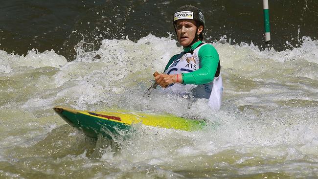 Rosalyn Lawrence was chasing Jess Fox all the way at Penrith Whitewater Stadium. Picture: Carmela Roache.