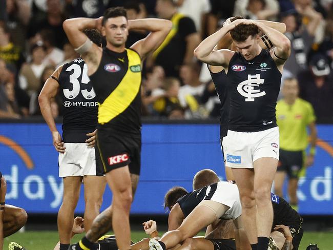 MELBOURNE, AUSTRALIA - MARCH 16: Players from both sides react on the final siren during the round one AFL match between Richmond Tigers and Carlton Blues at Melbourne Cricket Ground, on March 16, 2023, in Melbourne, Australia. (Photo by Daniel Pockett/Getty Images)