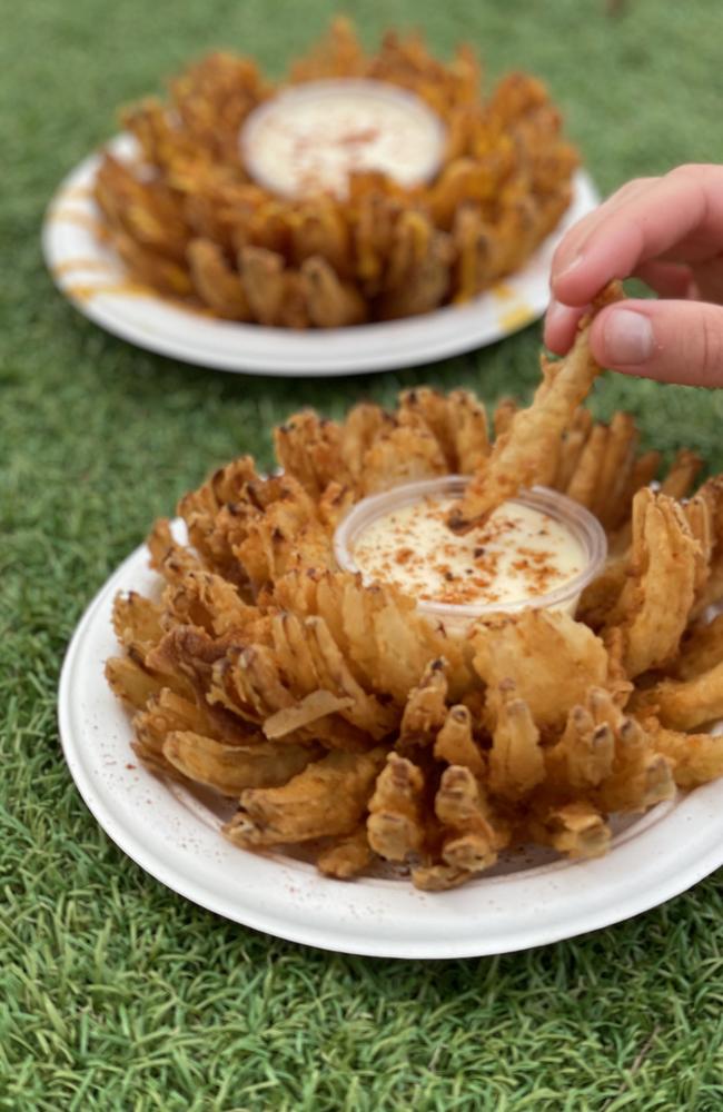 Burger Head 的 Blooming Onion。 图片：詹妮弗·贾吉尔斯基