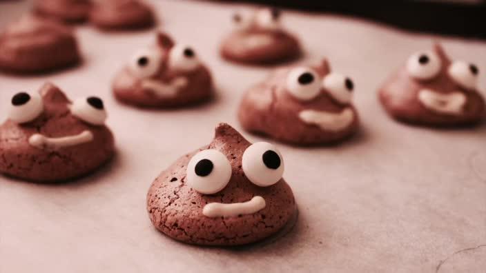 How to make poo emoji meringues