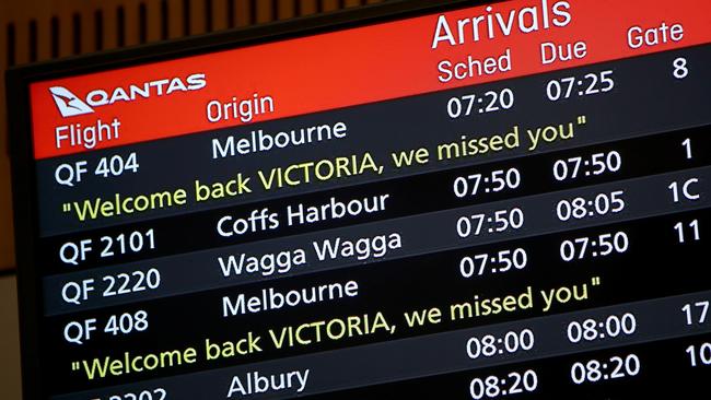 The message to Victorians arriving in Sydney this morning. Picture: NCA NewsWire / Damian Shaw