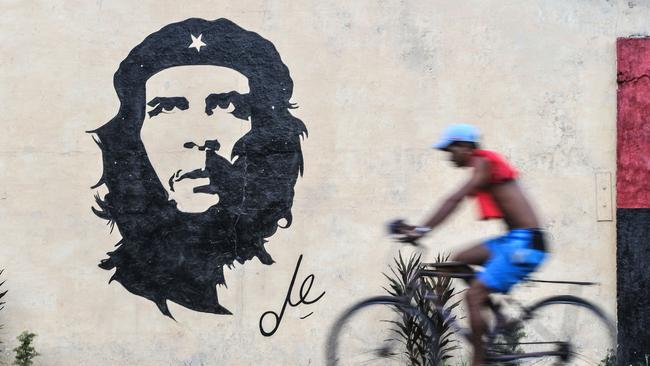 A graffiti depicting the image of legendary guerrilla leader Ernesto "Che" Guevara in a street of Havana, on October 2, 2017. / AFP PHOTO / YAMIL LAGE