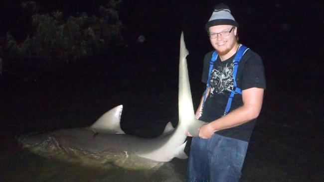 Kaiden Anderson med en 2,5 meter tyr haj fanget i Bredvandet for nylig. Billede: Leveres.