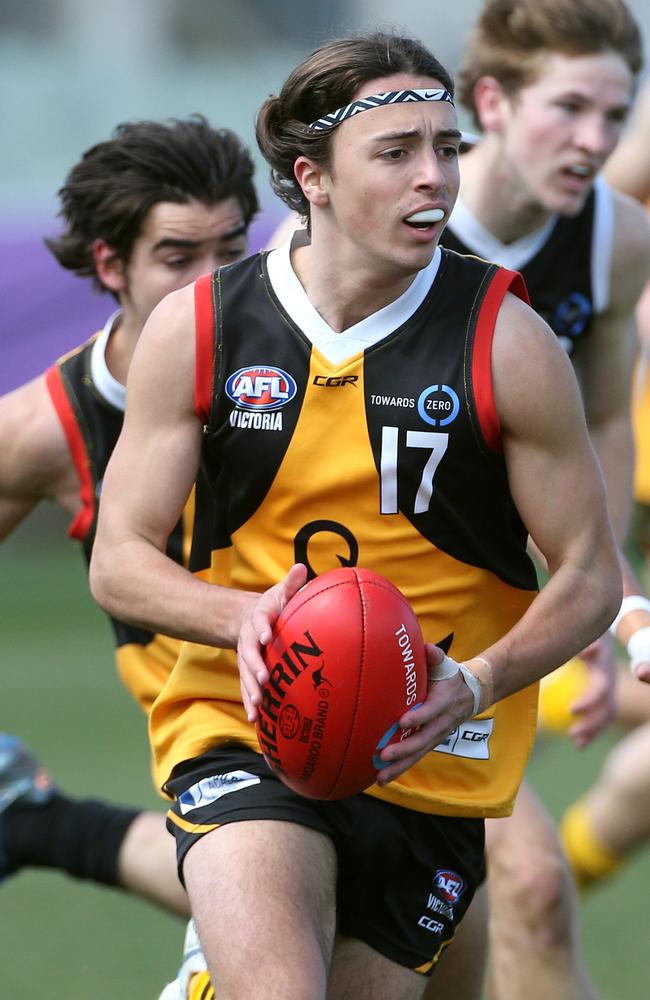 Fin Bayne of Dandenong Stingrays surges runs forward against the GWV Rebels.