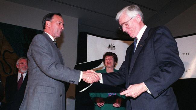 Australian Local Government Association president David Plumridge (right) with former PM Paul Keating in 1995, signing an accord between local and federal governments. Picture: Lyndon Mechielsen