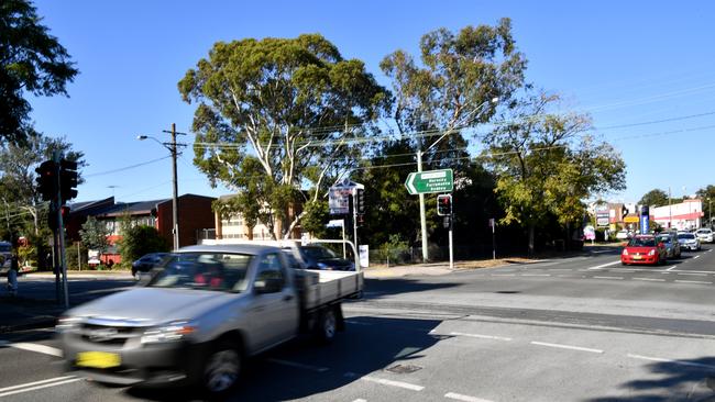 Traffic at the intersection of Bridge Rd and Peats Ferry Rd in Hornsby.