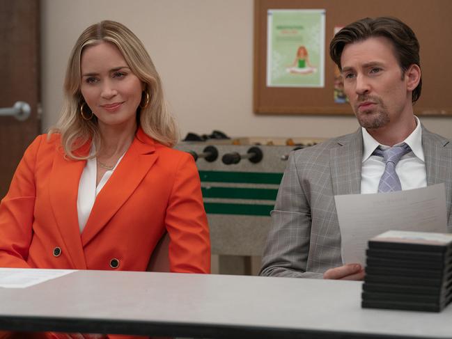 Pain Hustlers - (L to R) Emily Blunt as Liza and Chris Evans as Brenner in Pain Hustlers. Cr. Brian Douglas/Netflix © 2023.