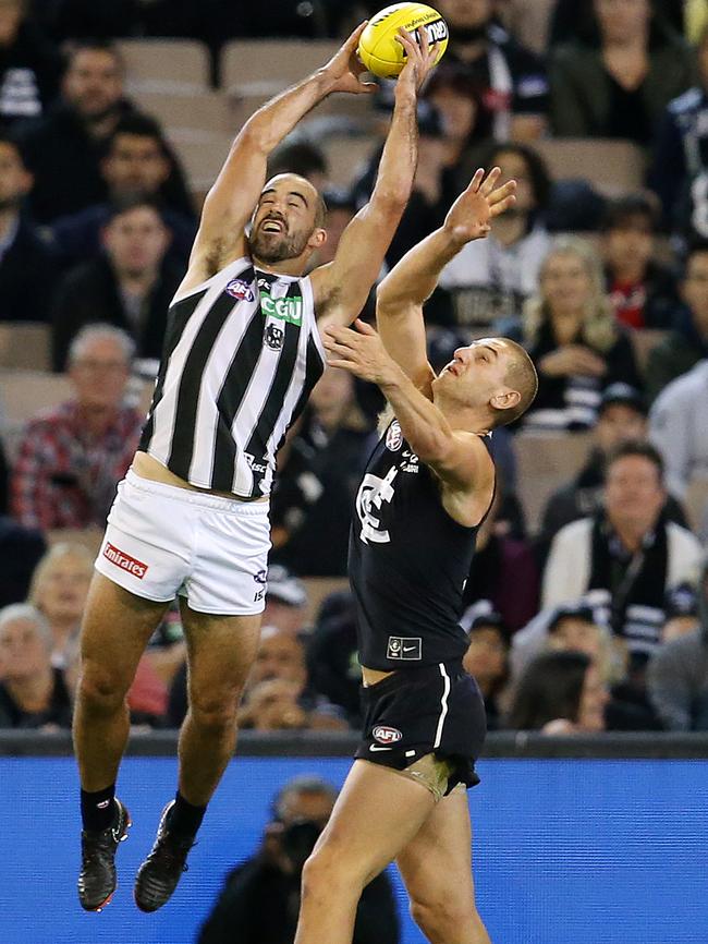 Liam Jones is outmarked by Magpie Steele Sidebottom. Picture: Michael Klein