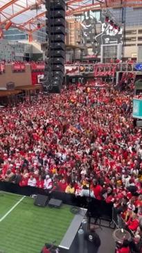 Kansas City fans all sing Taylor Swift