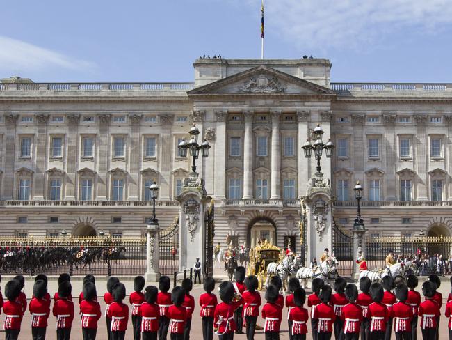 Queen’s Guard soldier shoves tourist at Windsor Castle | news.com.au ...