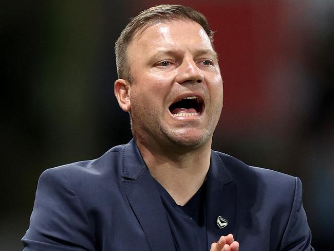 MELBOURNE, AUSTRALIA - JANUARY 24: Melbourne Victory Head Coach Arthur Diles gives instructions during the round 16 A-League Men match between Melbourne Victory and Sydney FC at AAMI Park, on January 24, 2025, in Melbourne, Australia. (Photo by Jonathan DiMaggio/Getty Images)