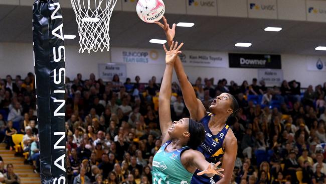 Vixens shooter Mwai Kumwenda competes for the ball with Kadie-Ann Dehaney of the Lightning. Picture: Bradley Kanaris/Getty Images