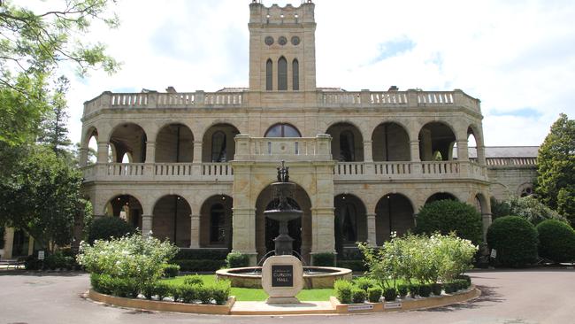 The glitzy and prestigious Curzon Hall wedding venue.