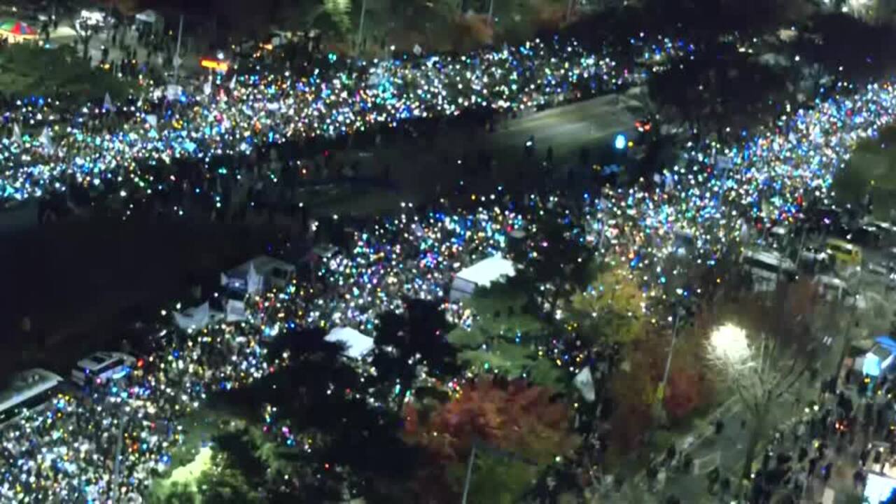 Opponents and supporters of South Korea's Yoon stage huge rallies