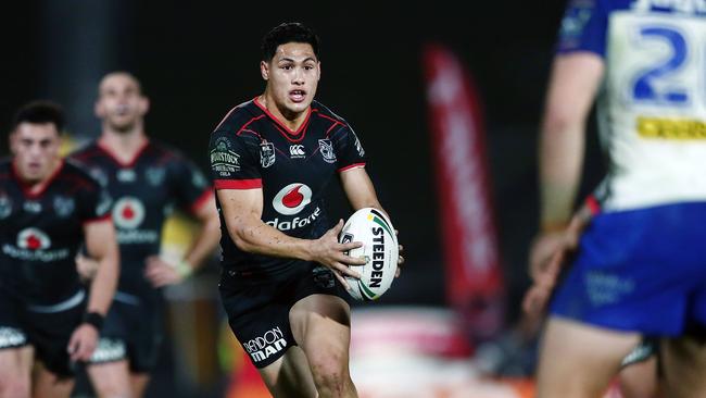 AUCKLAND, NEW ZEALAND — JUNE 23: Roger Tuivasa-Sheck of the Warriors makes a run during the round 16 NRL match between the New Zealand Warriors and the Canterbury Bulldogs at Mt Smart Stadium on June 23, 2017 in Auckland, New Zealand. (Photo by Anthony Au-Yeung/Getty Images)