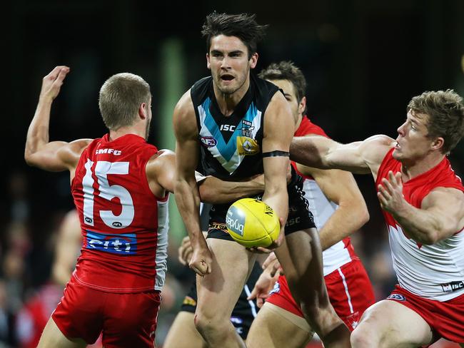 Wingard manages to escape the Swans.